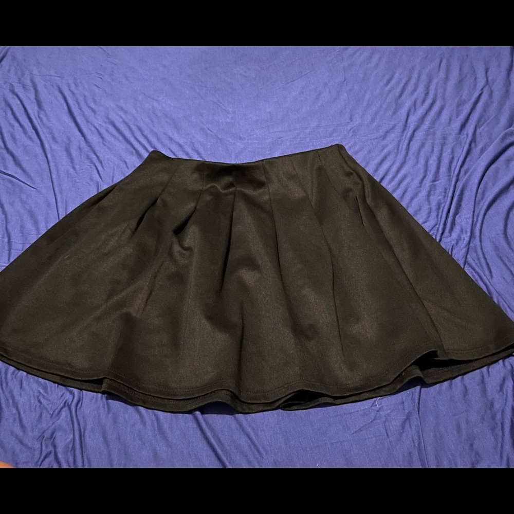 Paperoc black ribbed skirt.